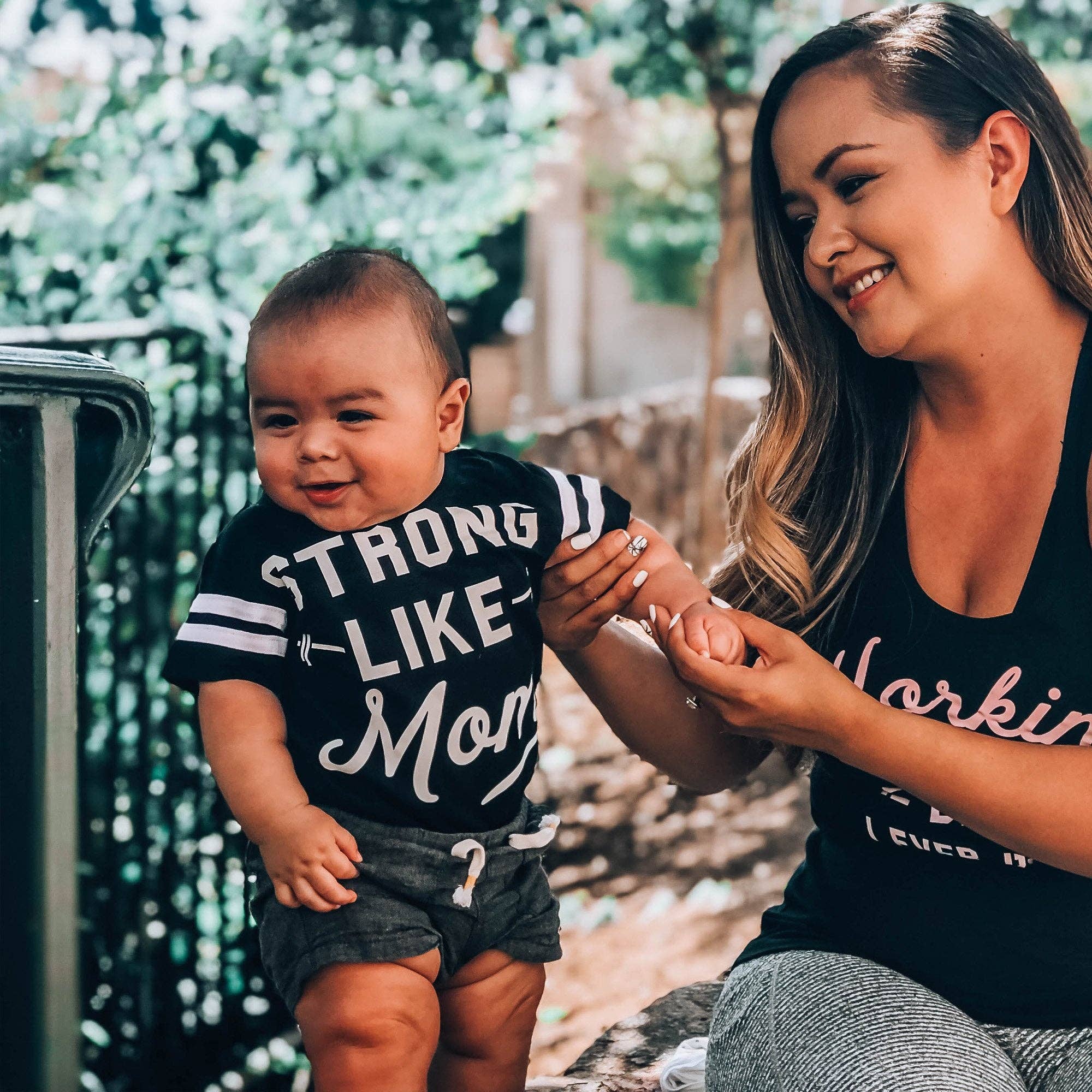 STRONG LIKE MOM - T-Shirt: BLACK